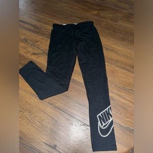 Black and white Nike girls legging